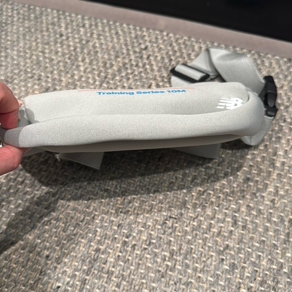 New Balance NYC Marathon Gray Training Series 10M Belt Bag - Picture 2 of 4